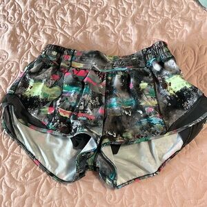Hotty hot low rise lined!!
Paint drift Multi/graphic grey!!